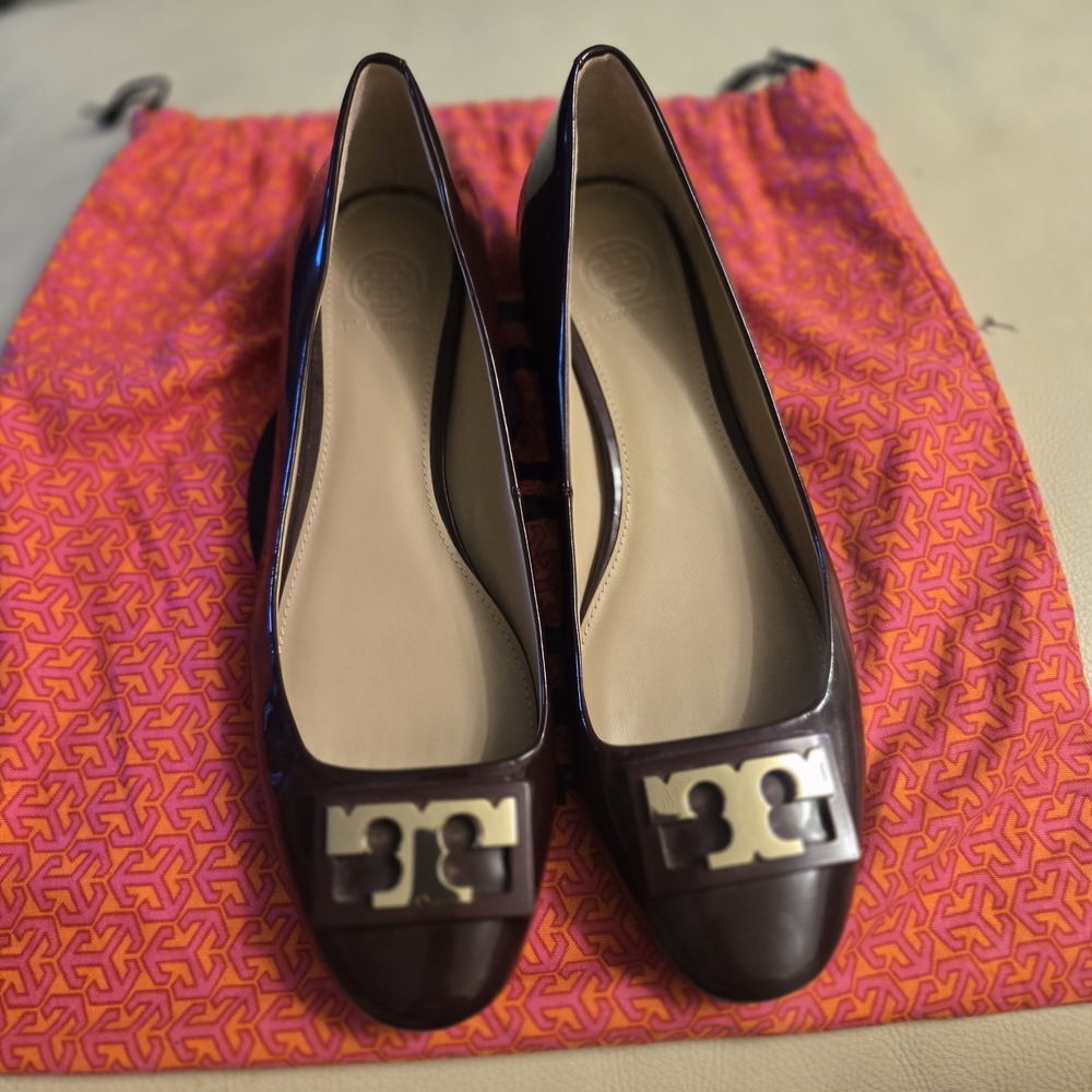 Tory Burch Women's Brown Patent Leather Logo Ballet Flats - Picture 12 of 16